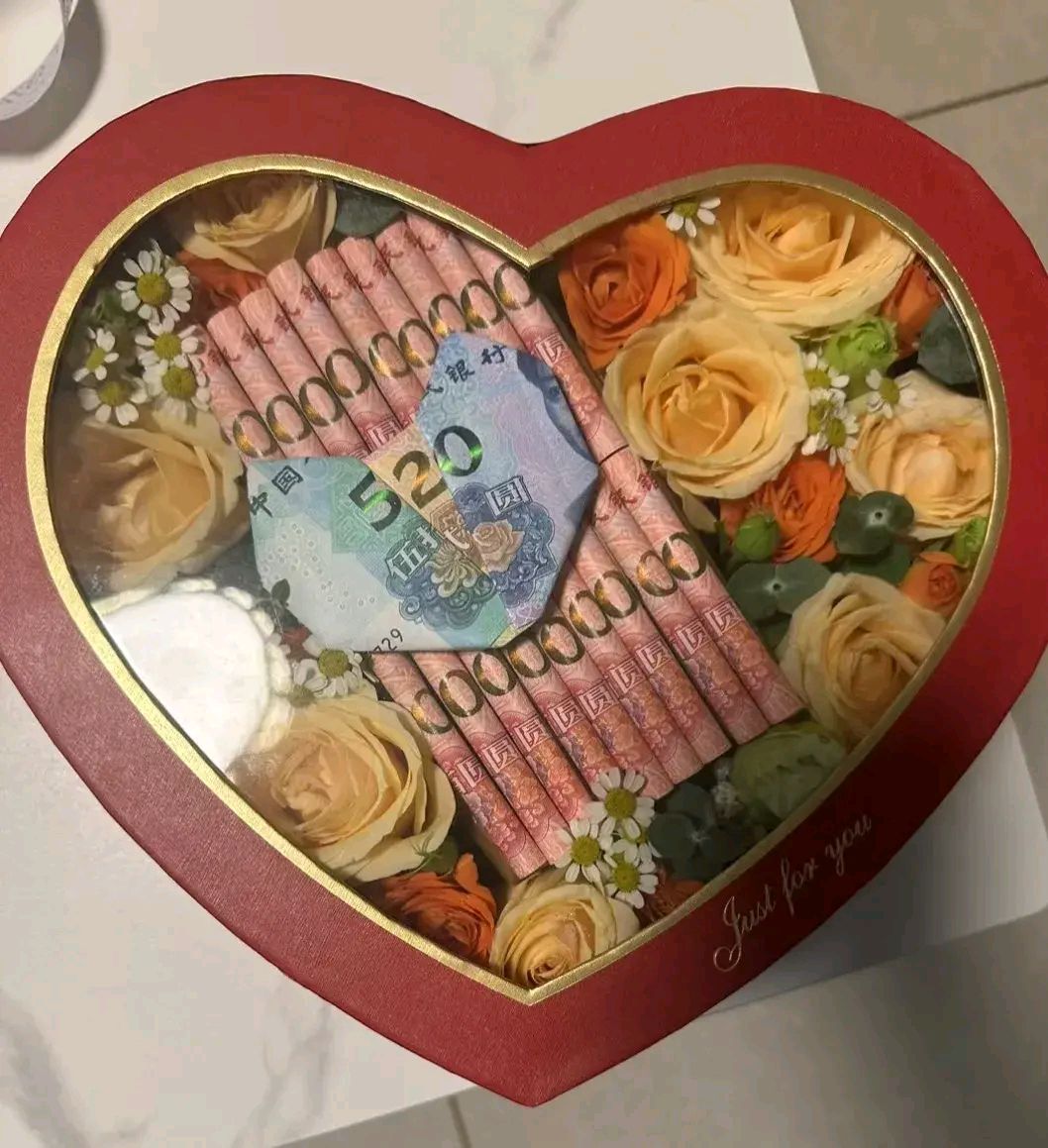 没想到他今天下班回来给我带了一个礼物,还很真诚的给我道了歉,说让我