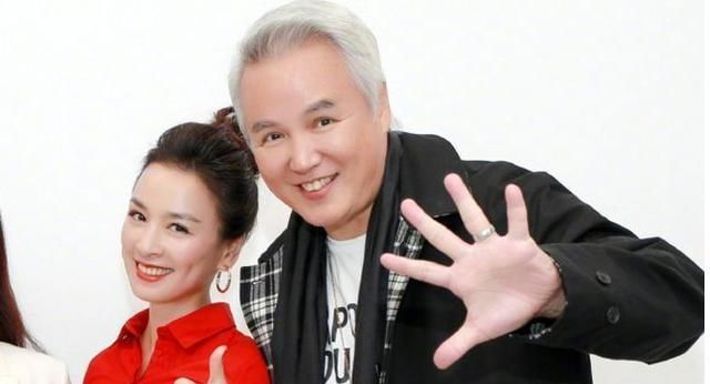 张庭夫妇出现机场,林瑞阳慌慌张张的抱着行李箱,低着头不看镜头