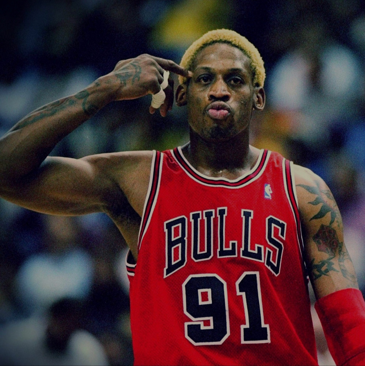 法里埃德成名于掘金,一头飘扬的长发脏辫,人群中最黝黑的肤色,粗犷