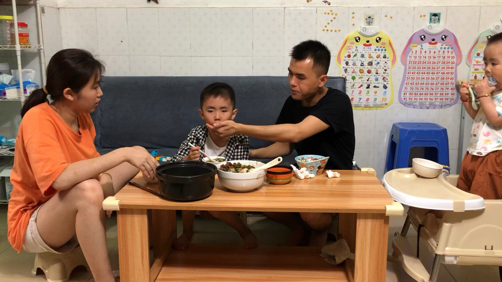 大儿子感冒越来越严重,边吃饭边呕吐,父母看了很是心疼