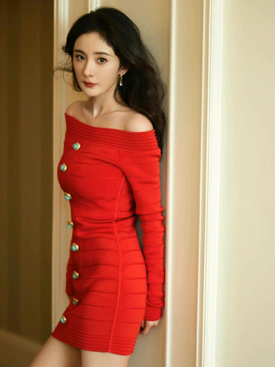 杨幂 直播look美图送上95|||杨幂身着明艳红裙,逸散曼妙魅力.