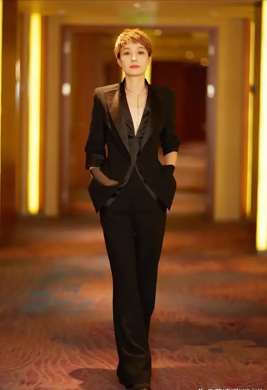 马伊琍出席某活动,一袭黑色真空西装穿搭给人一种超模气质,高级时髦