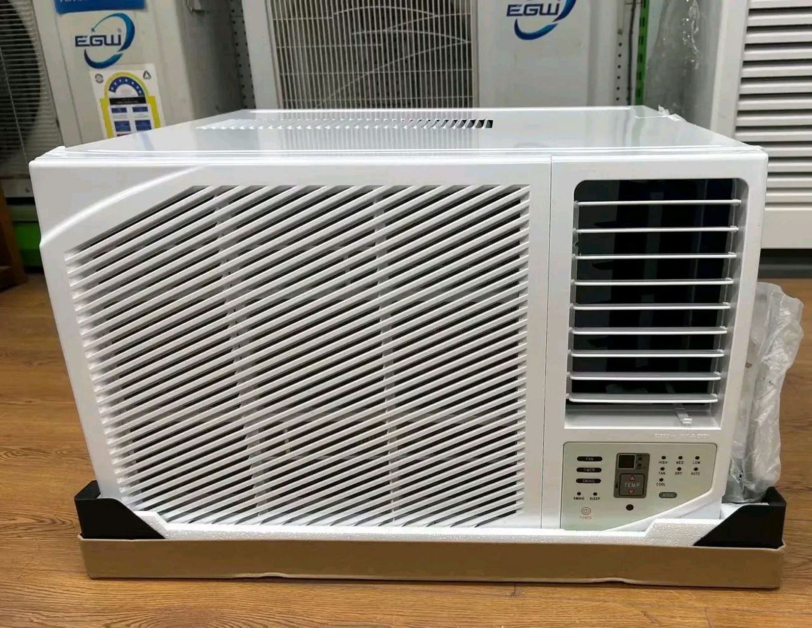 窗式空调,以前多人用,现在比较少人用. 这个空调的好处就是不用安装.