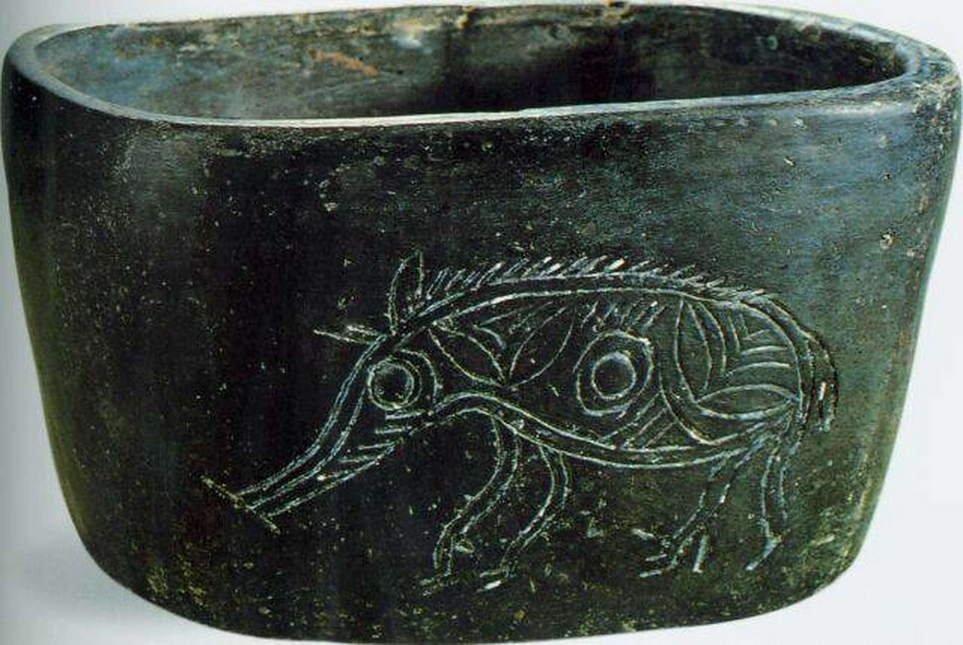 看着这只出现在5000至7000年前河姆渡陶钵上的憨态可可掬的猪,我