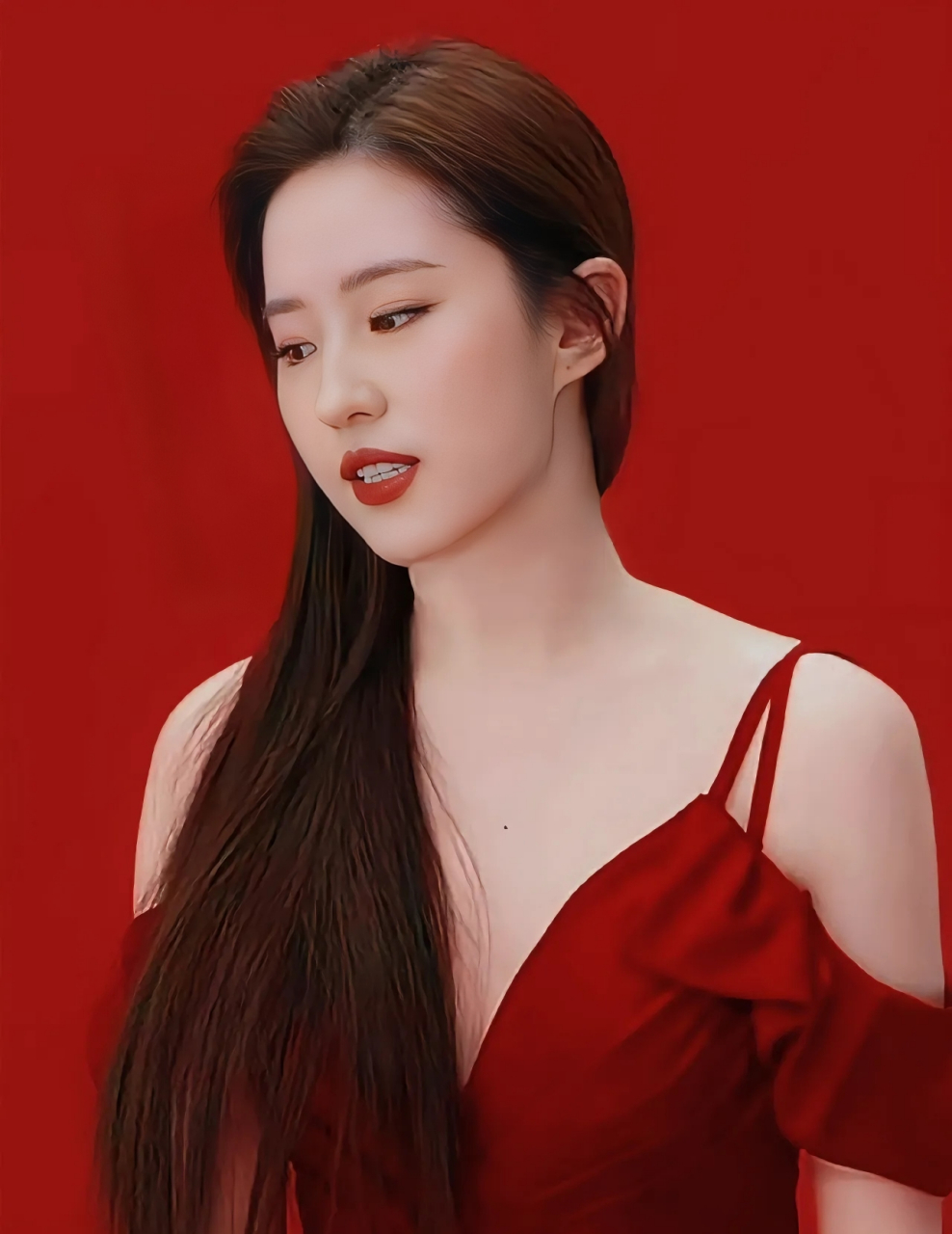 刘亦菲很适合穿红色的礼服,美艳又大气