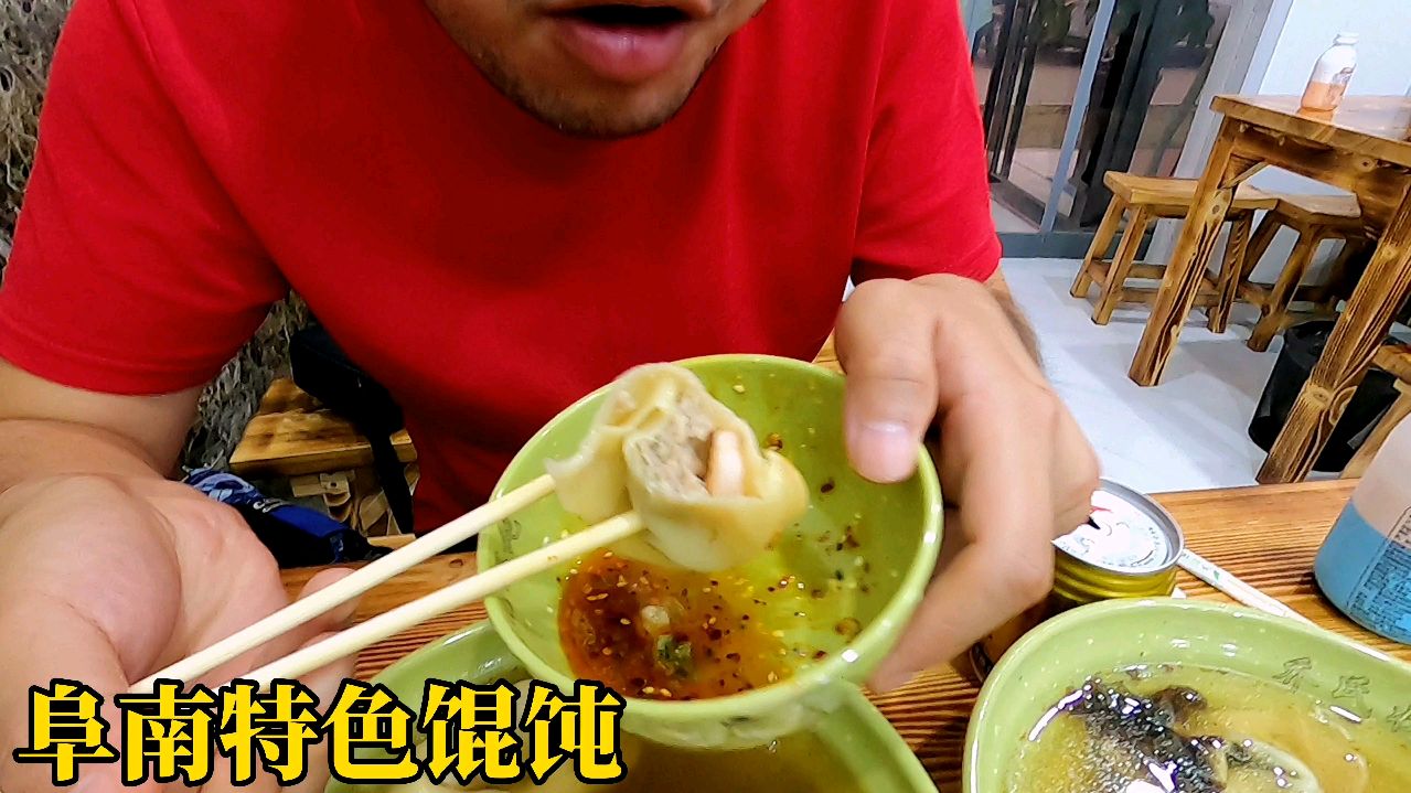 品尝阜南特色鲜肉大馄饨,肉味鲜美馅很足,配上蒜吃最爽