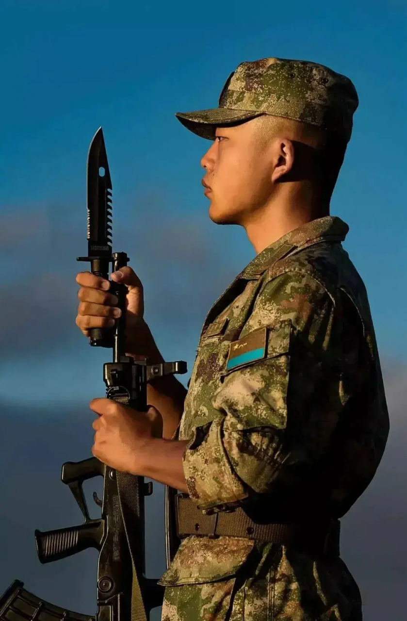 手握钢枪,保家卫国,帅!