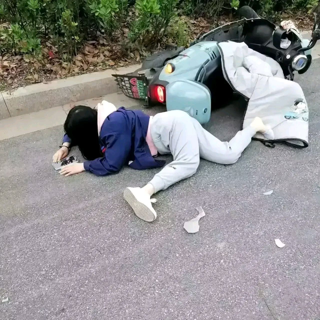 最近,一段女子骑电动车不慎摔倒的图片在网络热传,画面中这位女士的