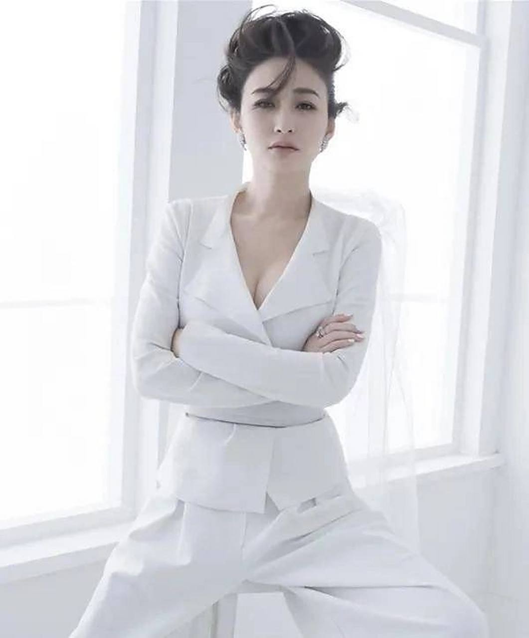 李小冉是公认的冷白皮大美女.