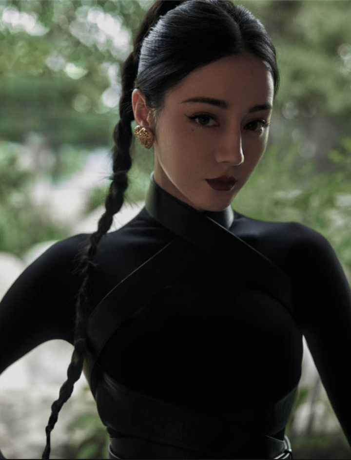 迪丽热巴穿黑色绑带连衣裙 勾勒曼妙腰线酷飒有型