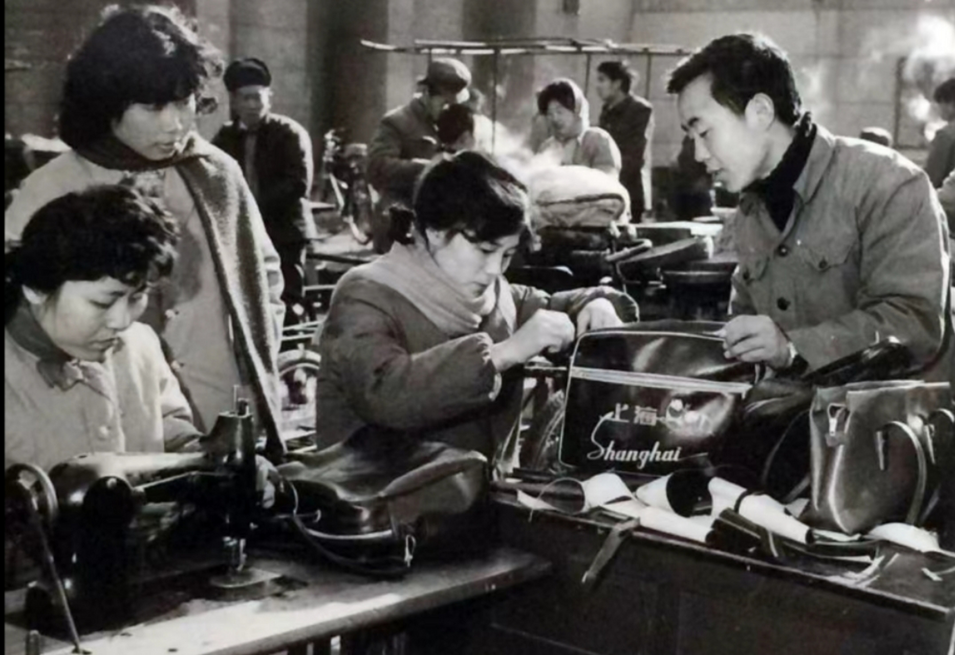 二十世纪八十年代,江西南昌,正在用缝纫机修理皮包的女工,从皮包上的