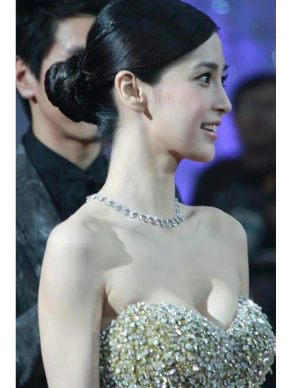 身穿抹胸闪钻礼服裙的angelababy,性感妩媚的造型,尽显曼妙的好身材