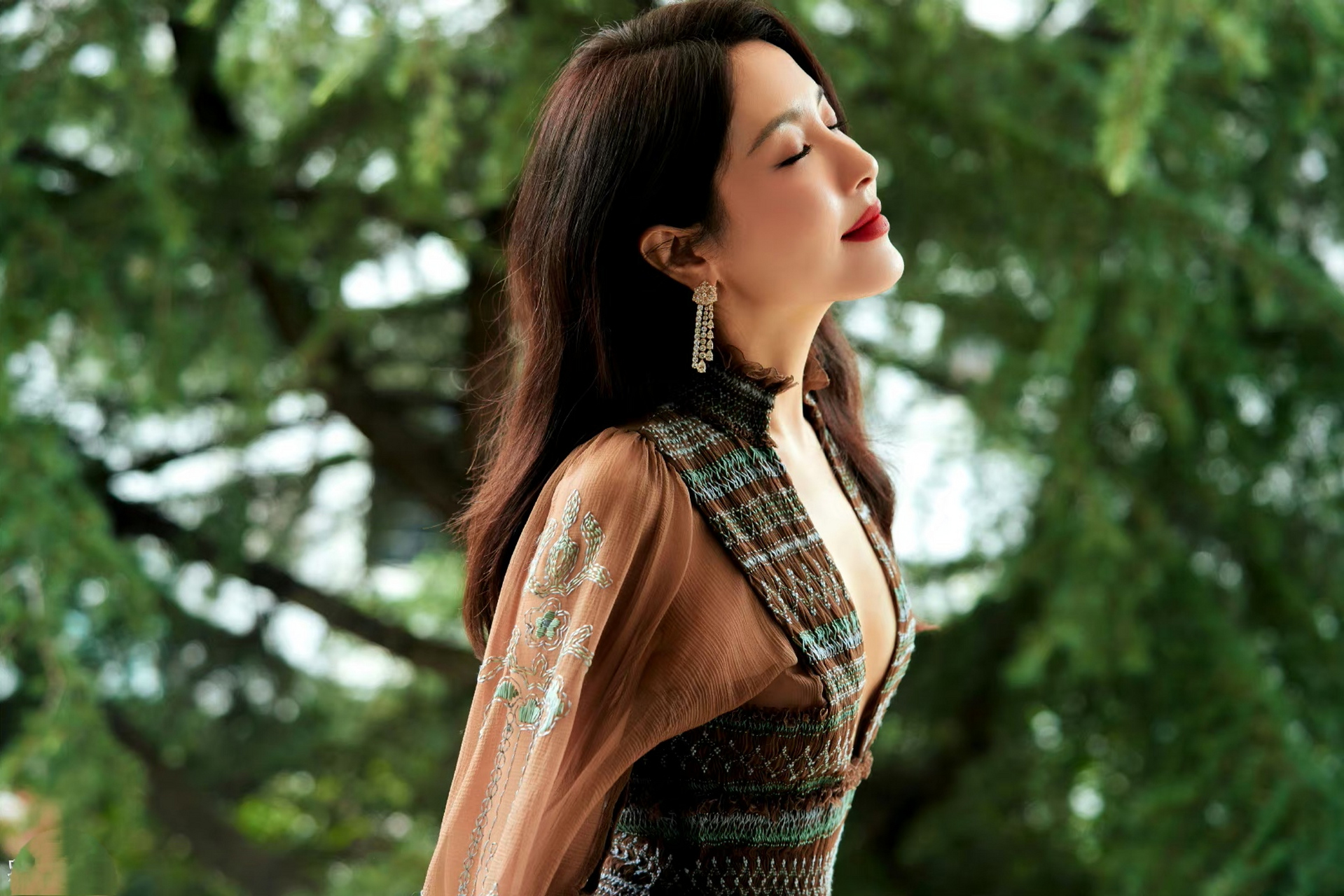 曾黎# 清纯妩媚的容颜,丰满傲人的酥胸,窈窕曼妙的身材,前凸后翘