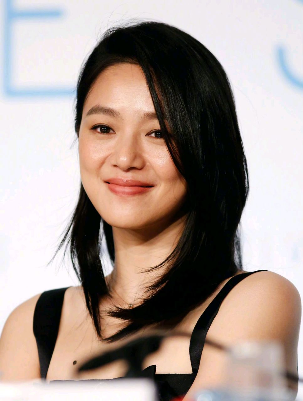 2015年的戛纳电影节,宣传电影《刺客聂隐娘》的周韵和舒淇,记者会的