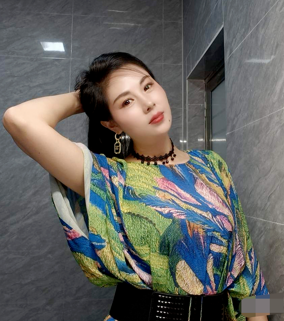 40岁丰润熟姨,厚唇性感