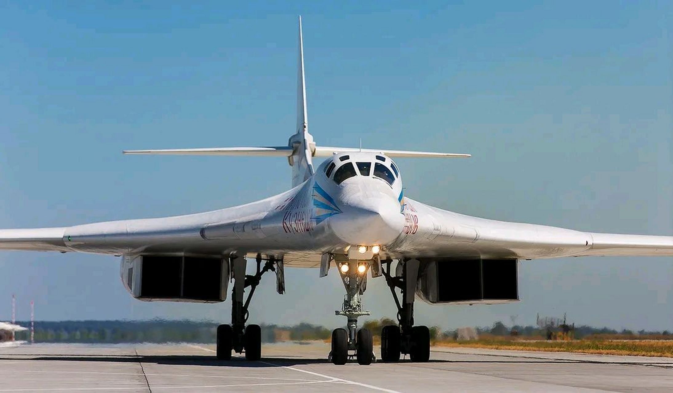 俄罗斯正在生产全新图160海盗旗战略轰炸机,现在,俄罗斯是全世界唯一