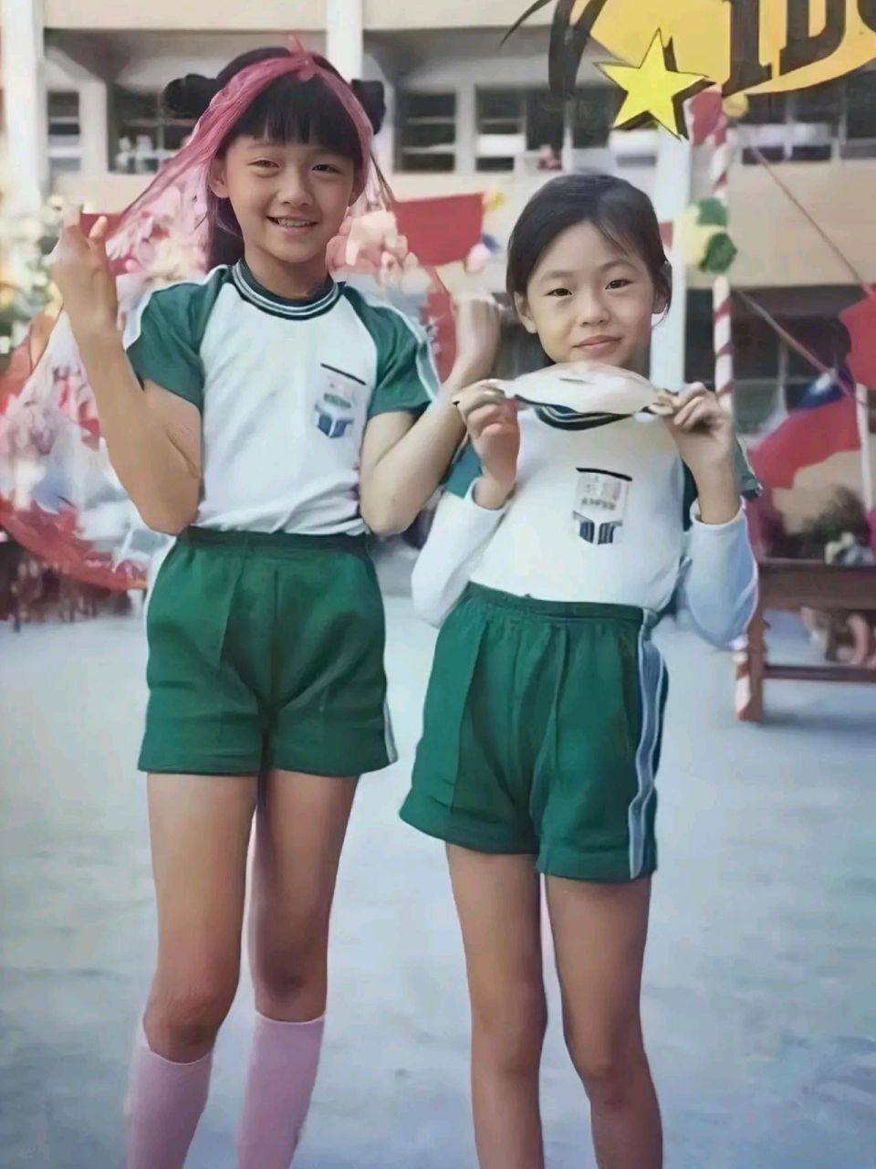 都说女大十八变,但是从她们这张照片来看,这对姐妹花看起来确实驶一