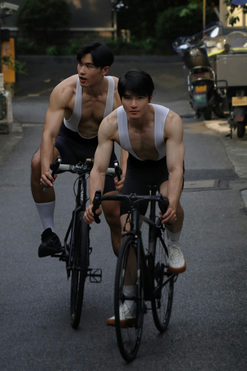 好兄弟一起骑车#帅哥# #肌肉型男# #运动