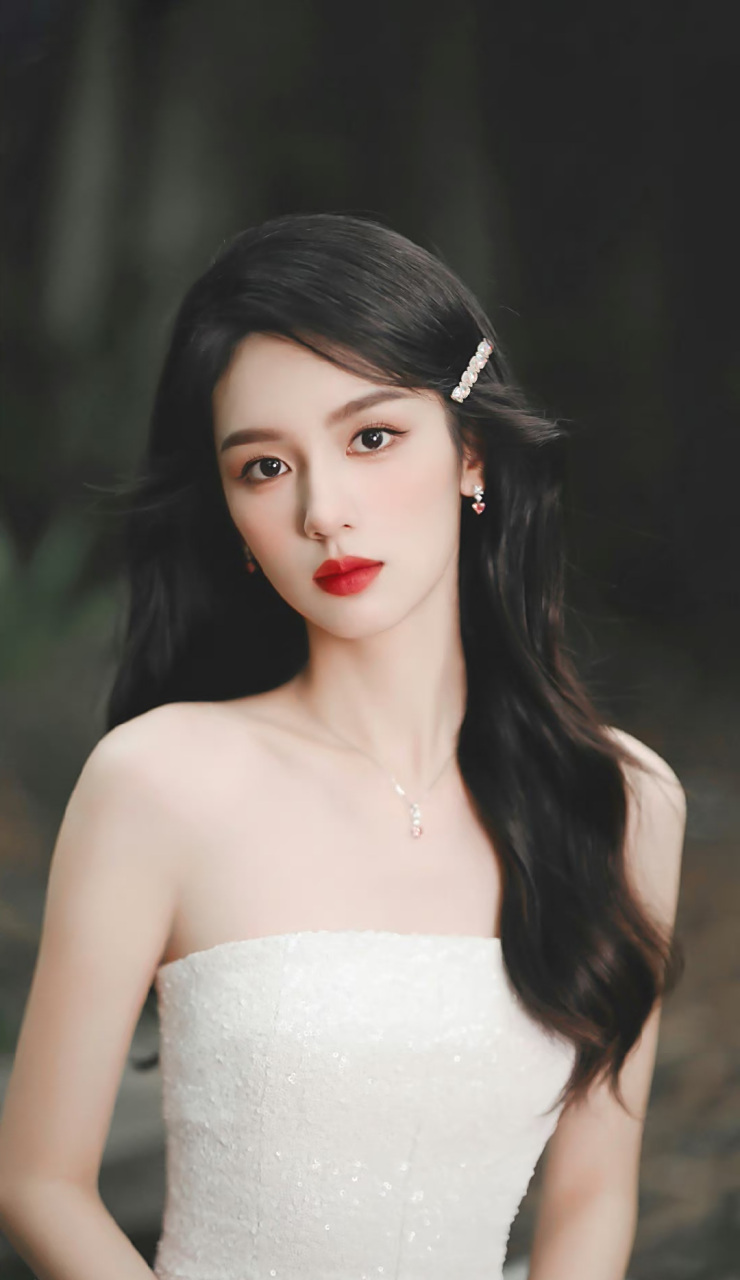 周也# 一袭白色抹胸裙,肤白貌美的容颜,白皙水嫩的肩颈线,丰满傲人的