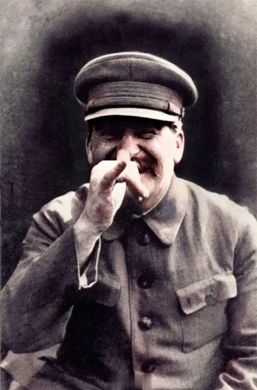 一张斯大林罕见的照片中,他露出了一张灿烂的笑容和想要搞怪的表情