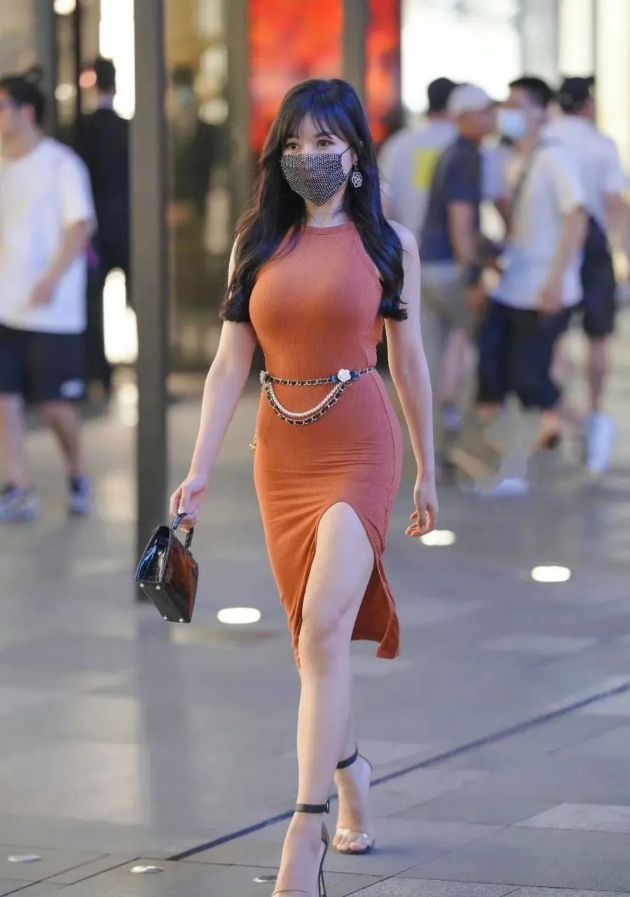 街拍圆润丰满身材的美女