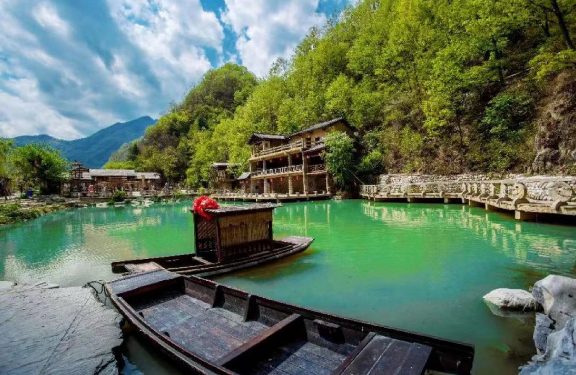 柞水的终南山寨峡谷运动乐园就很合适,在这里夏天里也是凉风习习,游玩