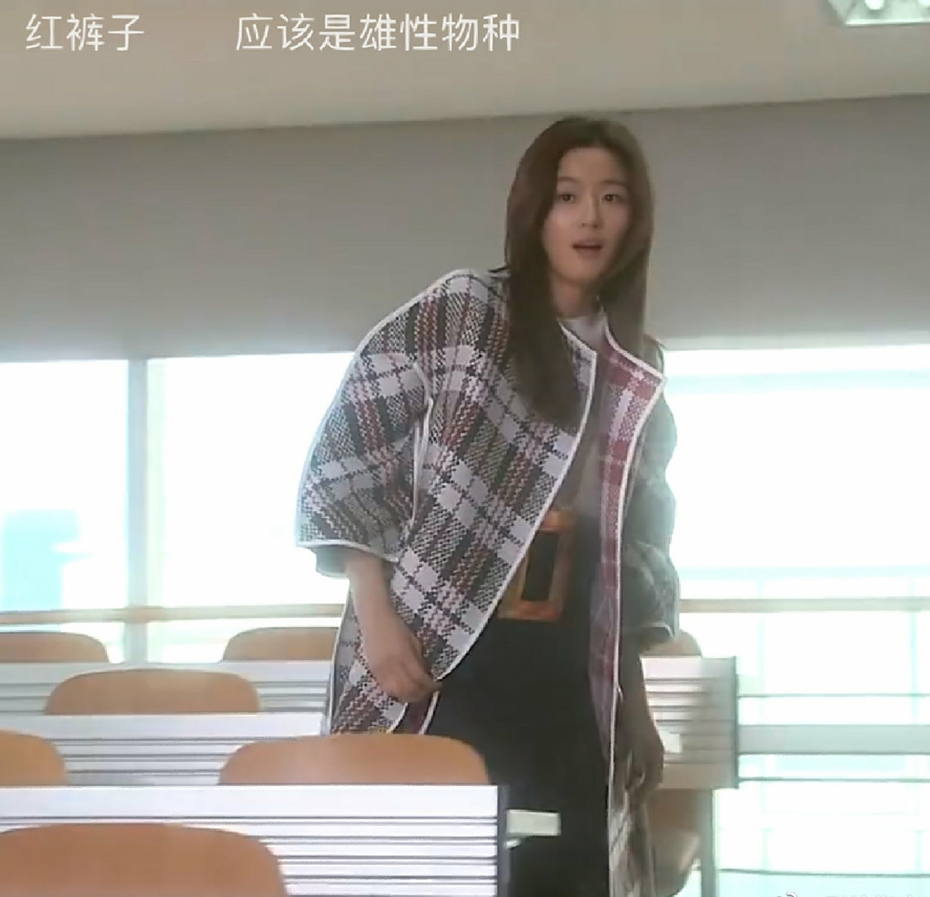 真正意义上的穿麻袋都好看的女人,千颂伊这件衣服和麻袋一会配色!