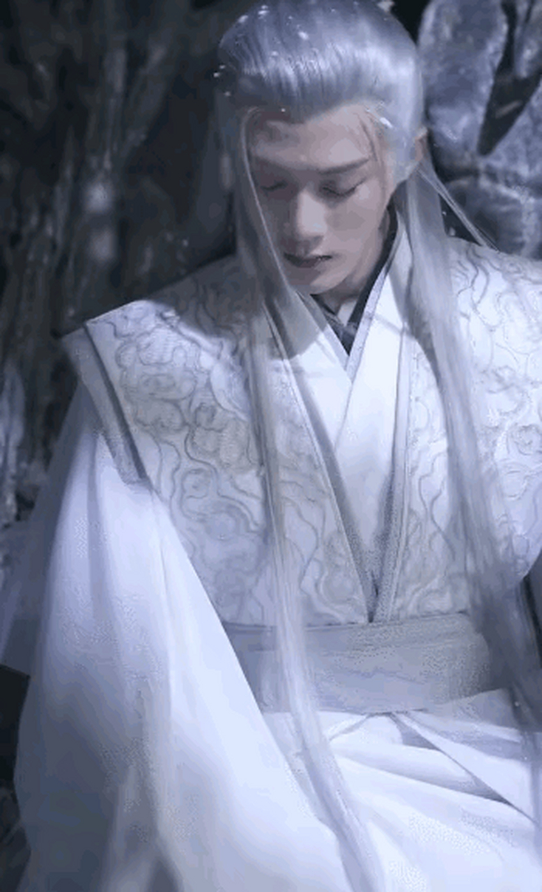 战今年播的两部剧没断更,网友说,是因为广告早早招满了  难道《长相思