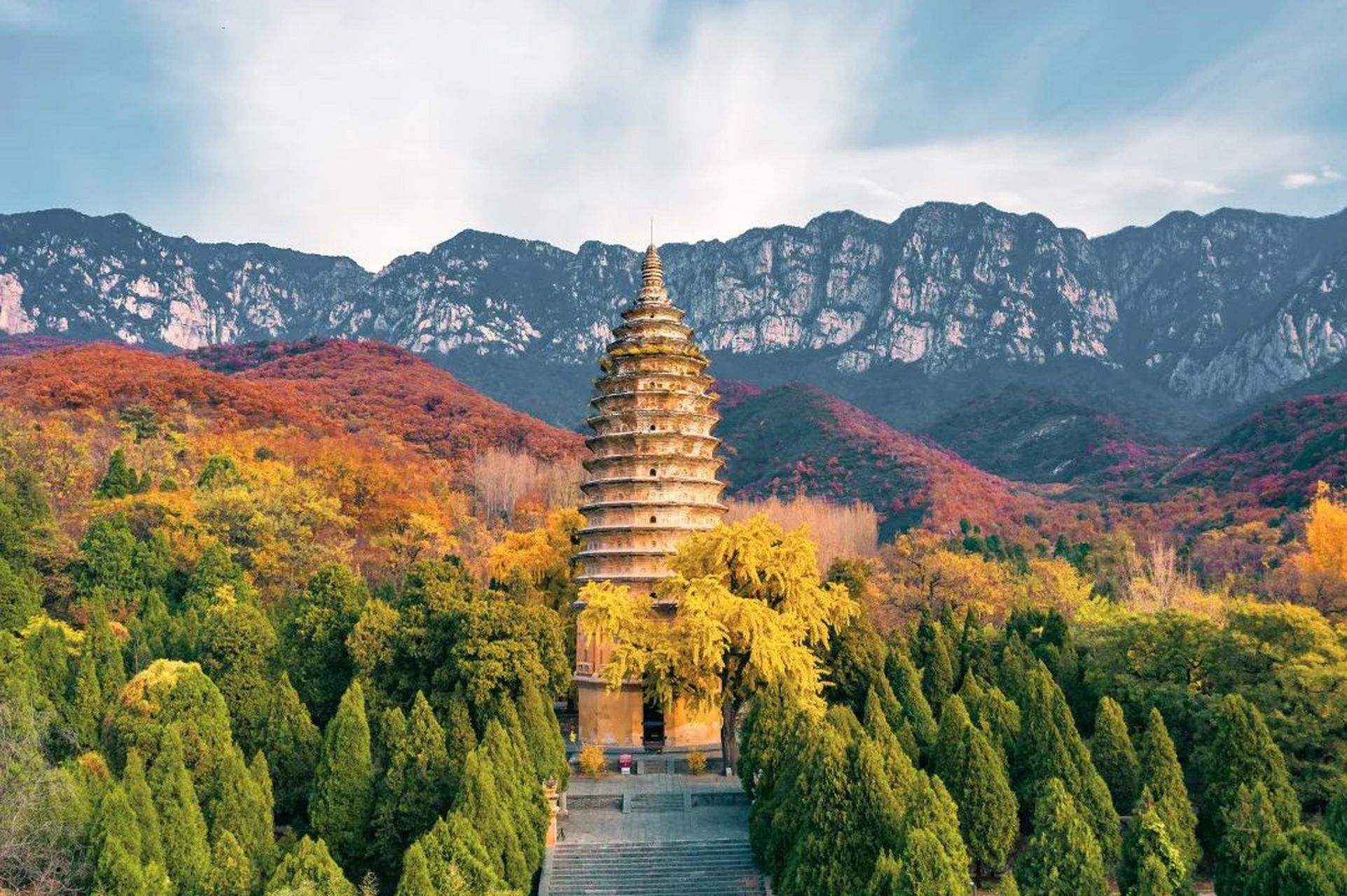 乐享周末分享吧# 嵩岳寺塔建于北魏,位于河南省郑州市登封市嵩山南麓