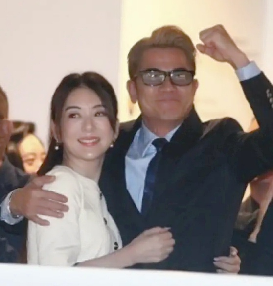 方媛带女儿赶海,光脚逮鱼抓螃蟹,郭富城岳父卖力划船逗娃太开心