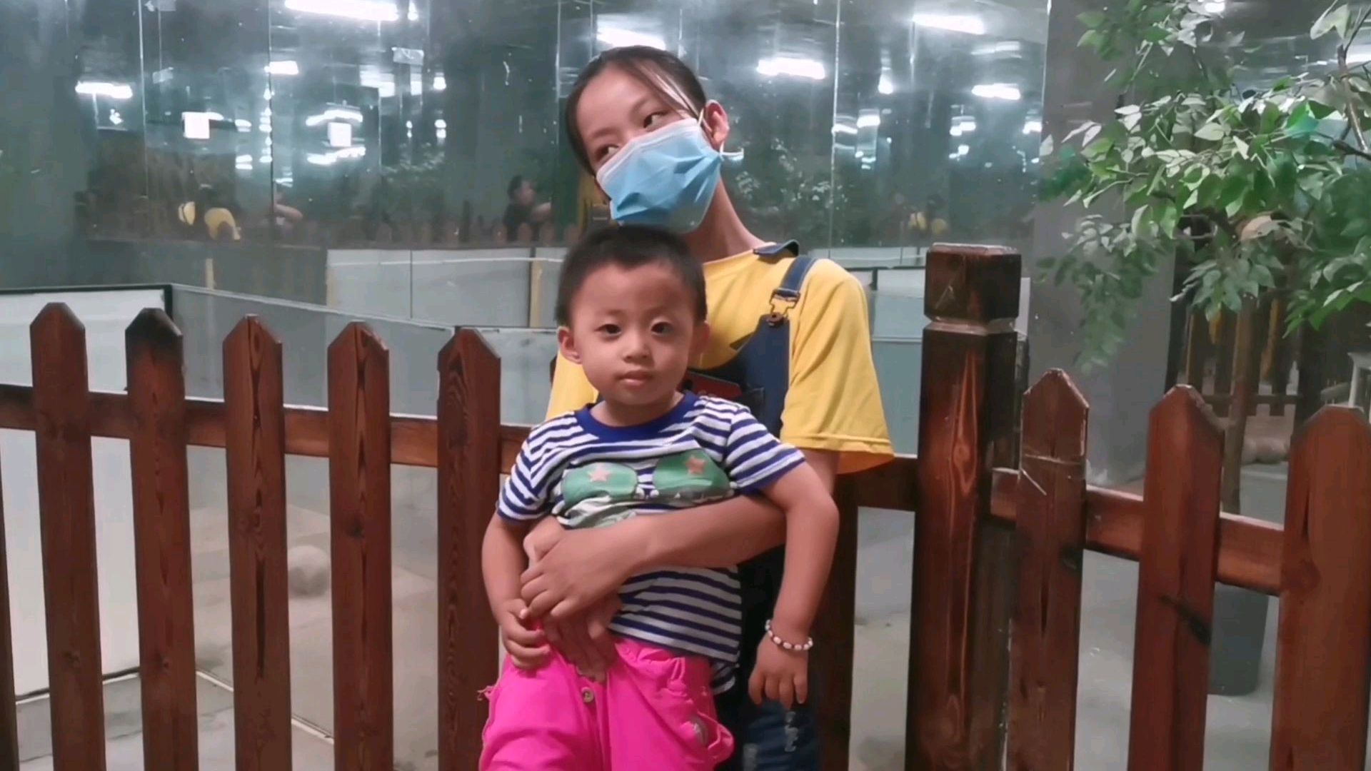开学在即,带孩子来聊城海底世界玩,看美人鱼表演,孩子们玩嗨了