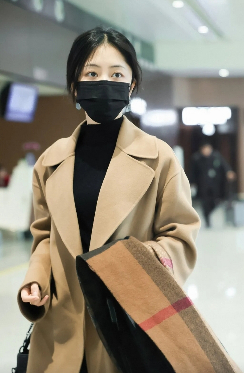 谭松韵机场穿搭:谭松韵这次的机场街拍穿搭,看起来非常不错,简约大气