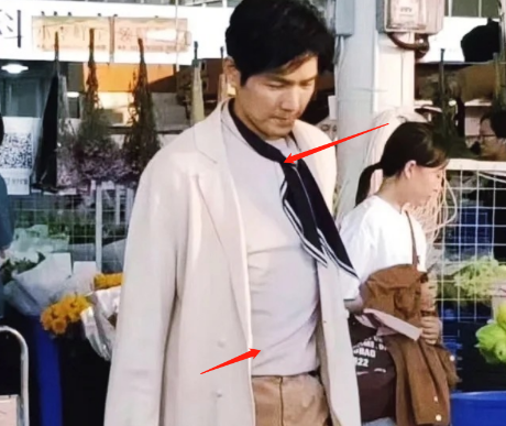 钟汉良出现菜市场,穿老头衫肚腩明显像大叔,指出又黑又胖老十岁