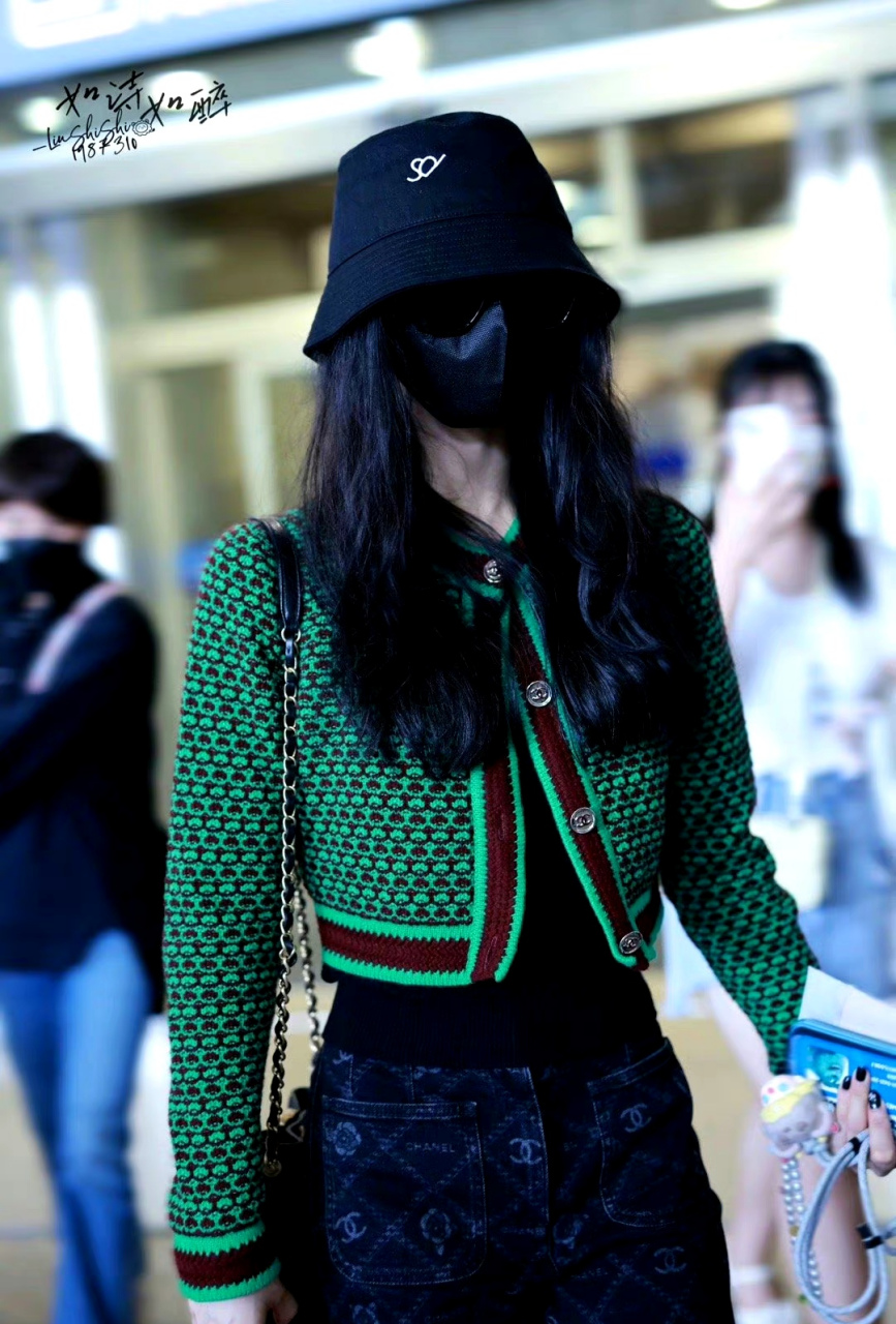 刘诗诗机场穿搭捂得好严,你们怎么认出来的?