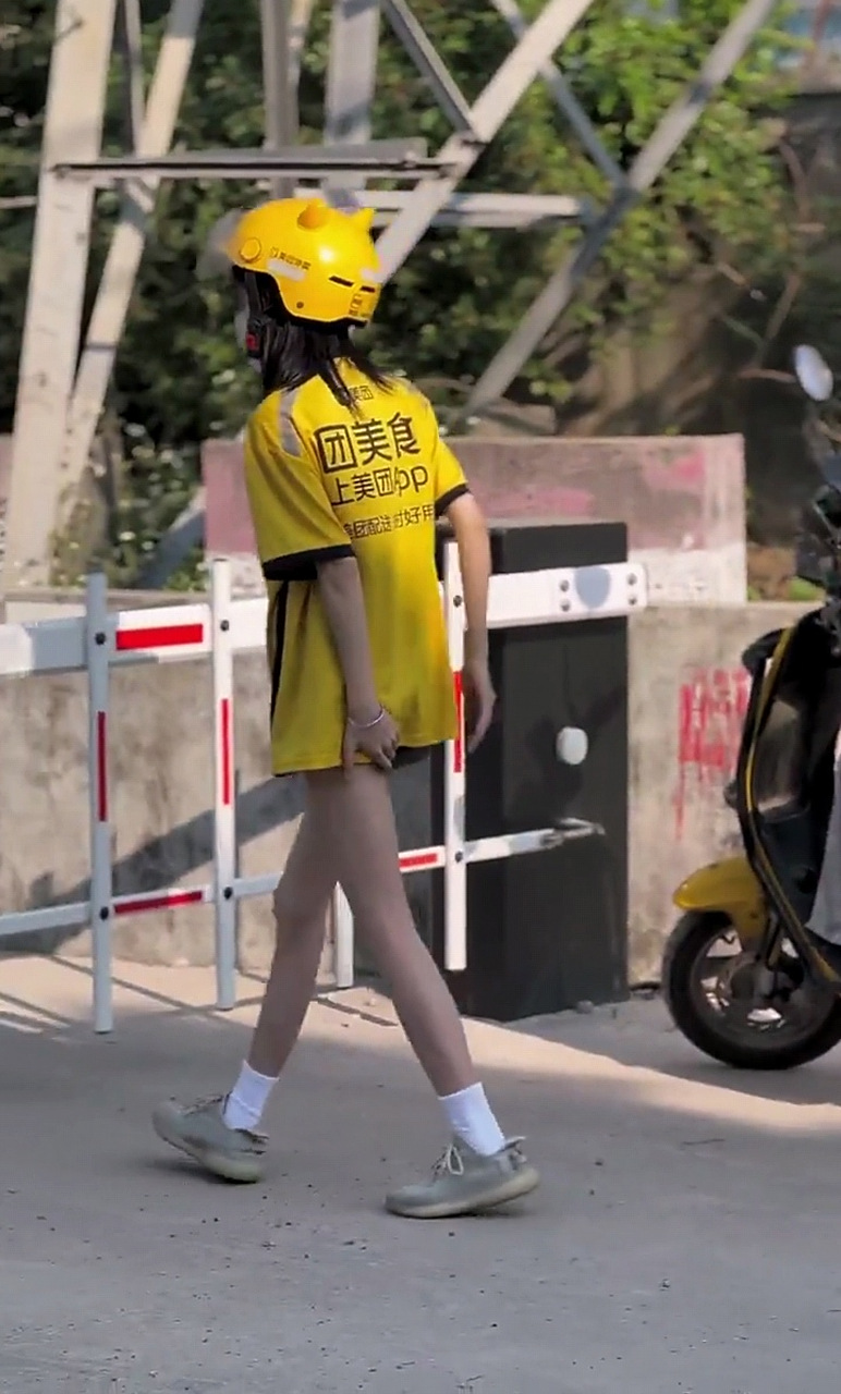 为了工作,美团小姐姐还真是挺拼的!