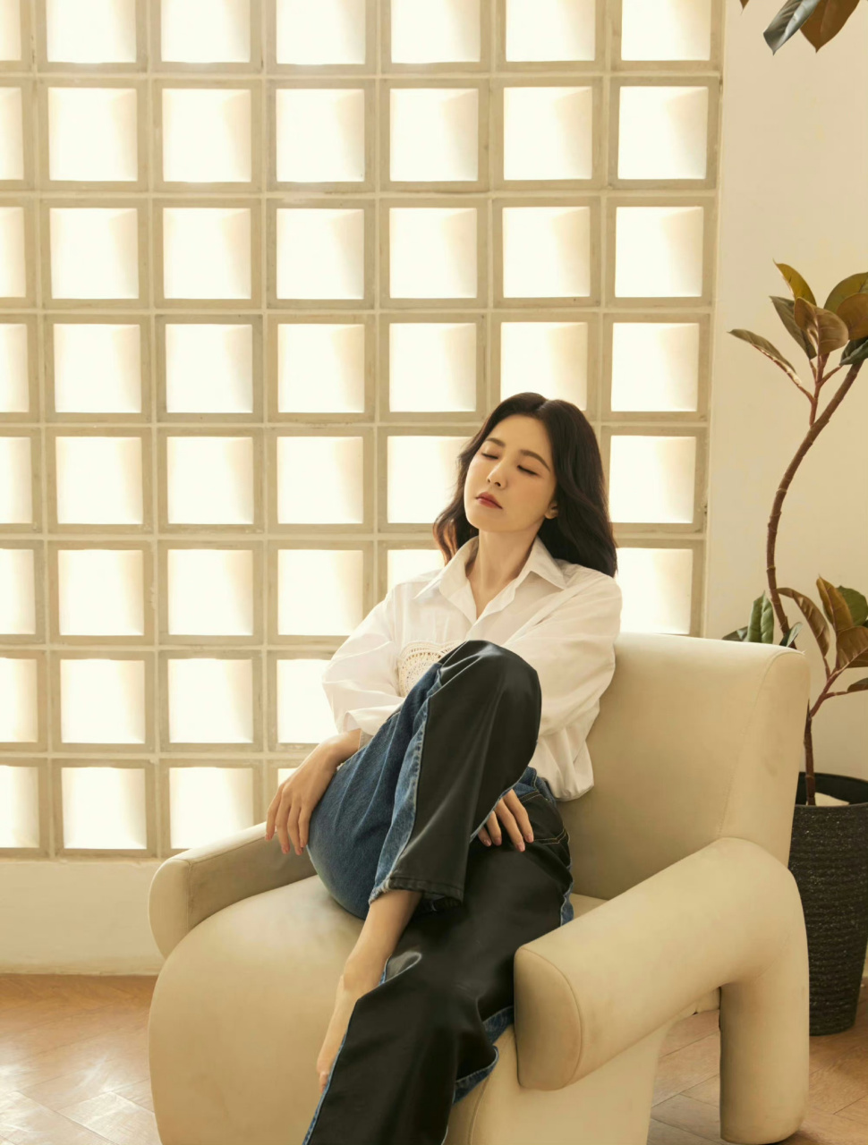 岁月不败美人,曾黎的气质真好,皮肤白皙细腻一点都不像这个年龄的女人