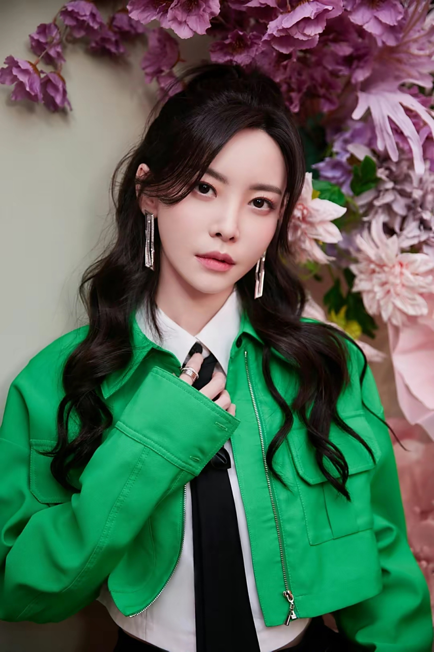 网友:于文文绿色外套小香风造型写真,果然是漂亮的女人