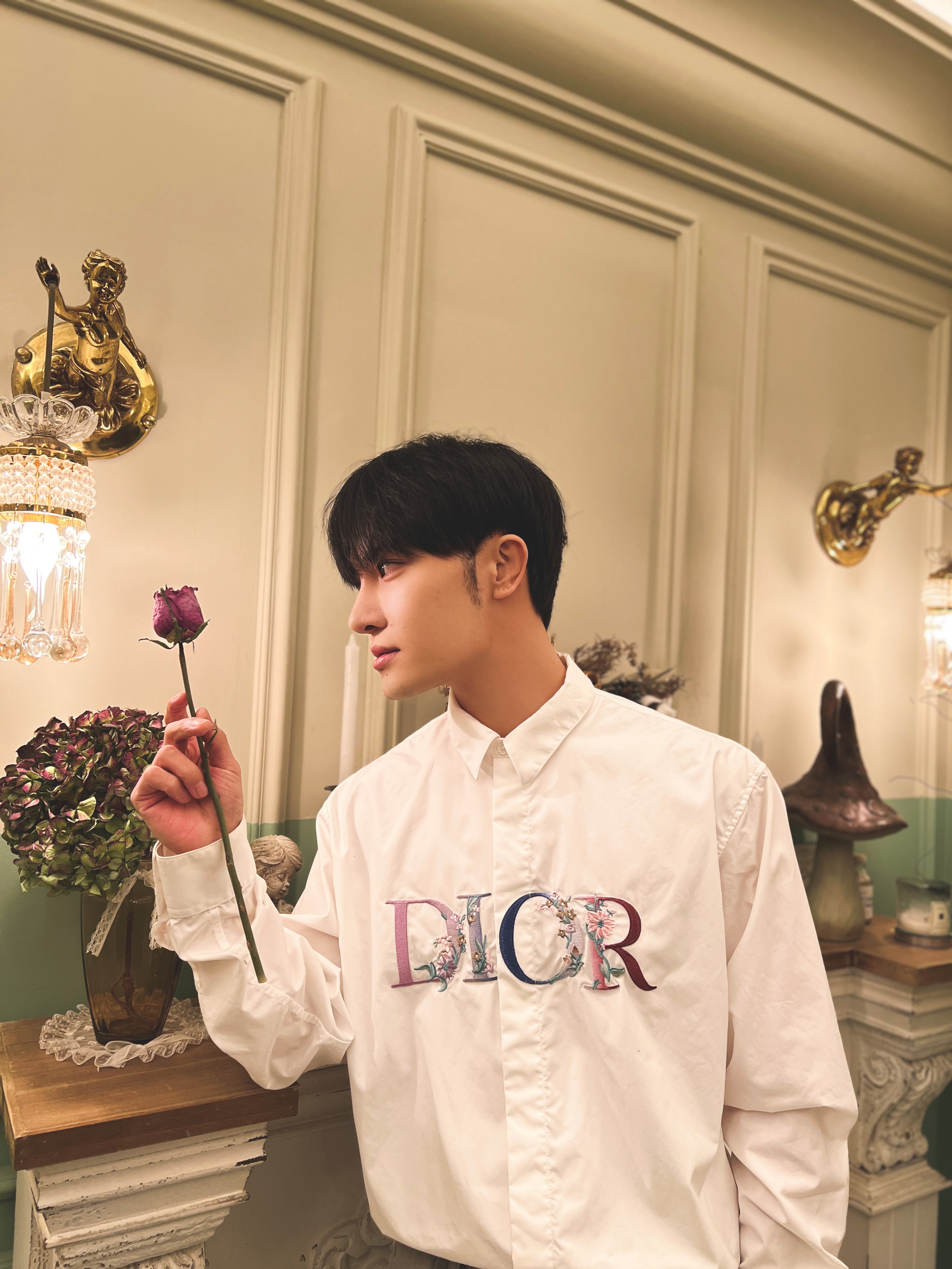 歌手韩松咖啡厅硬照