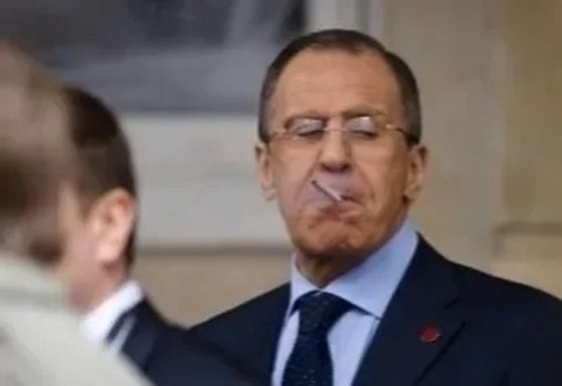 俄外长拉夫罗夫在联合国大会上抽烟的动作 打破虚伪