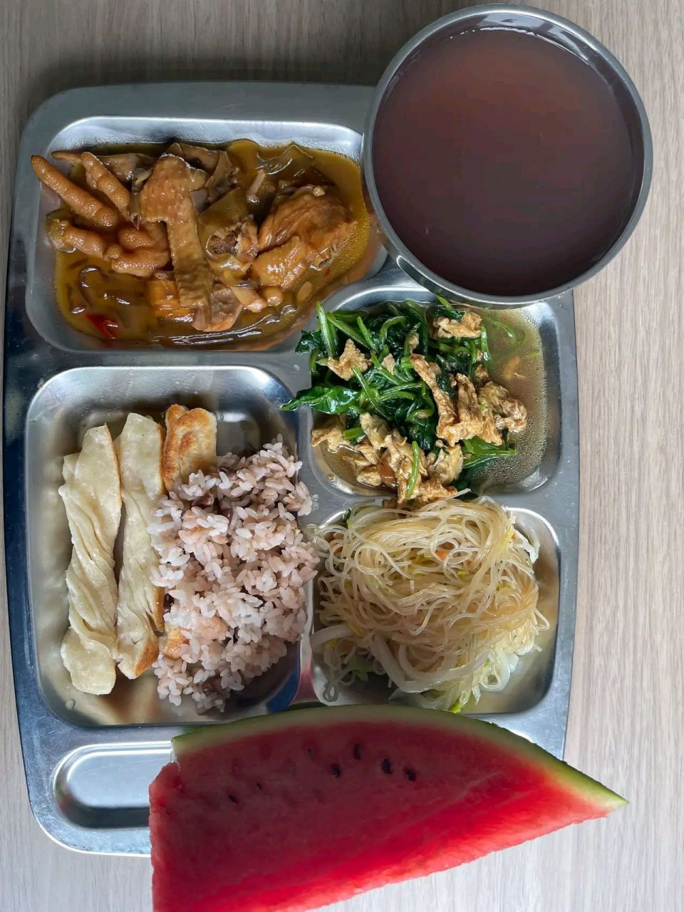 国企食堂普通员工15元的餐标,大家觉得承包食堂赚钱吗[左捂脸]