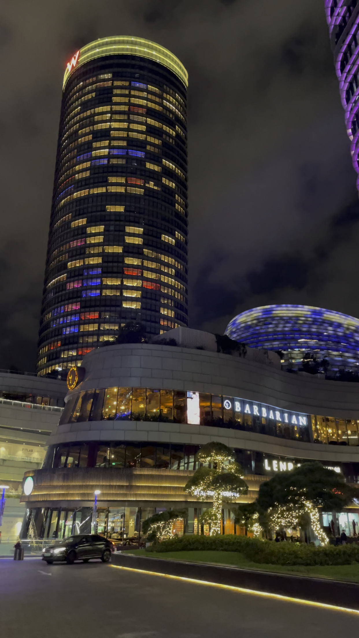 秋日上海白玉兰广场外立面夜景