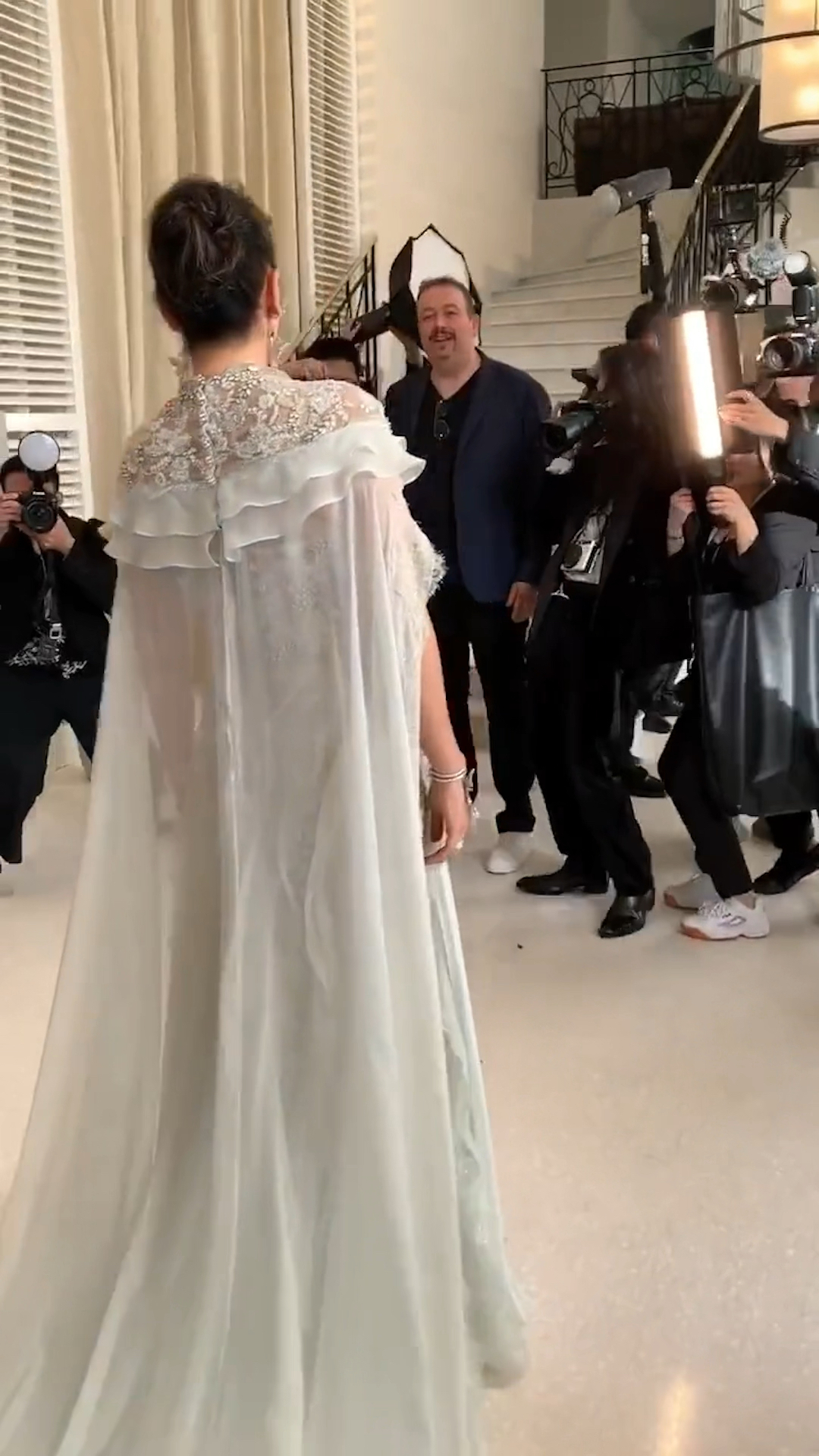 只有巩俐才有这种气场戛纳电影节光是背影就霸气十足