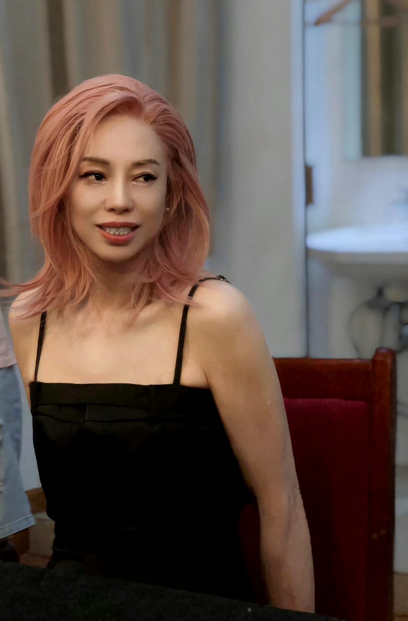 黄绮珊粉色头发,真是惊艳了一把[期待][期待][期待].