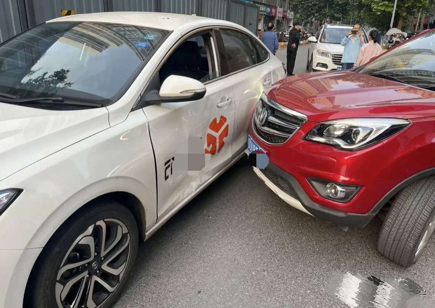 今早上剐蹭到别的车了,对方是白色网约车.