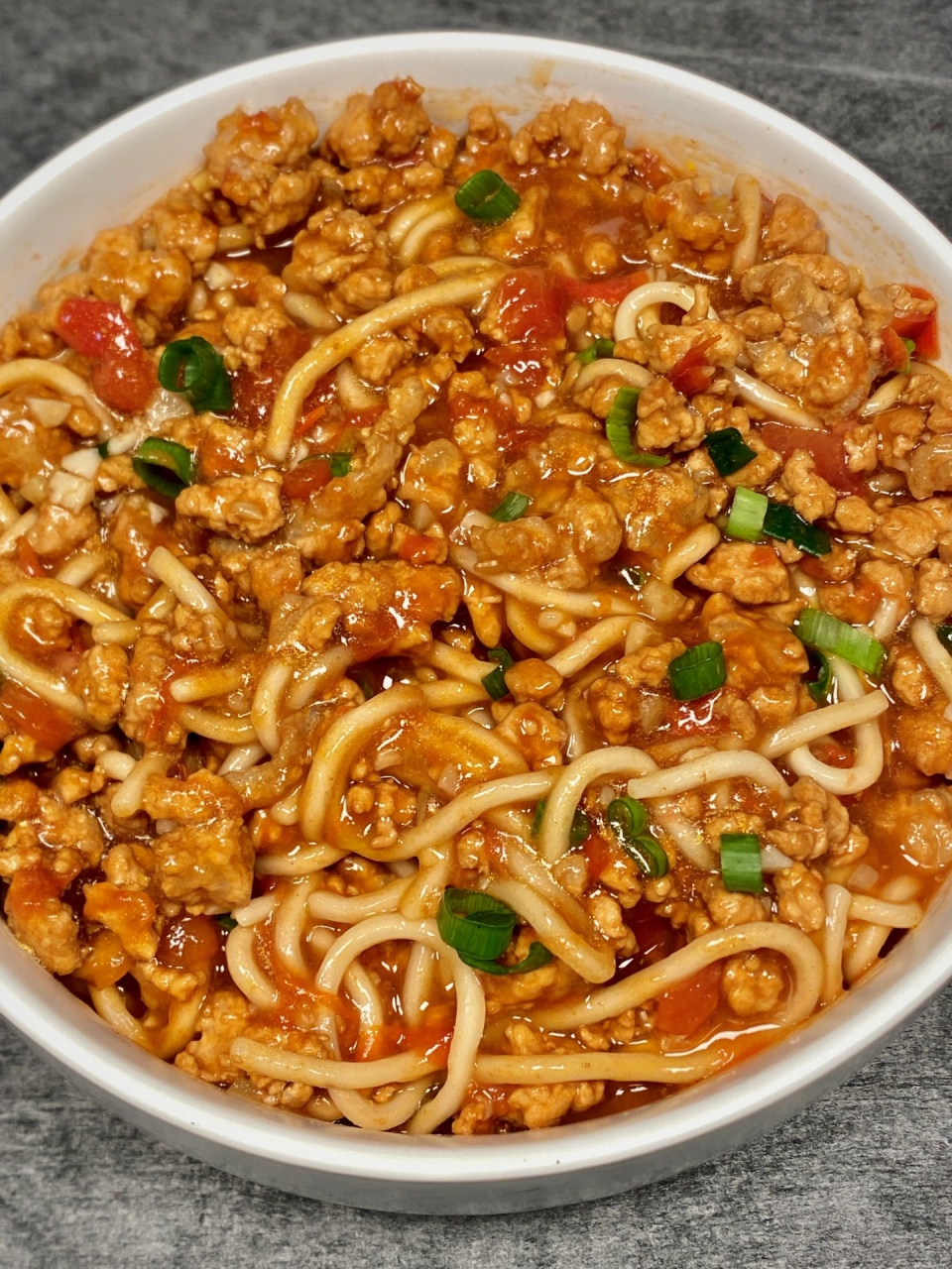 今天中午吃的肉末番茄拌面香喷喷的,酸酸甜甜,面条爽滑!