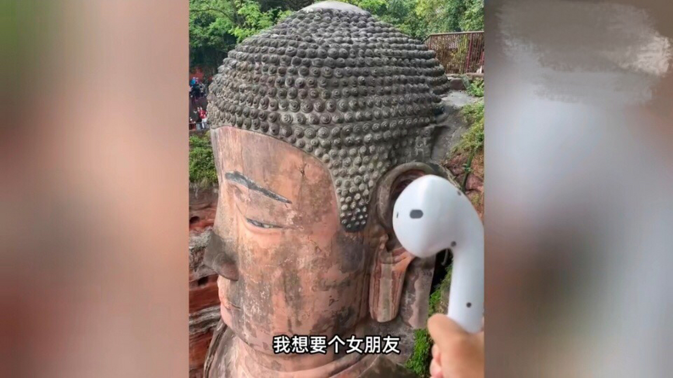 杭州小伙给乐山大佛戴超大plus专属许愿耳机.#奇闻趣事# #趣图搞笑