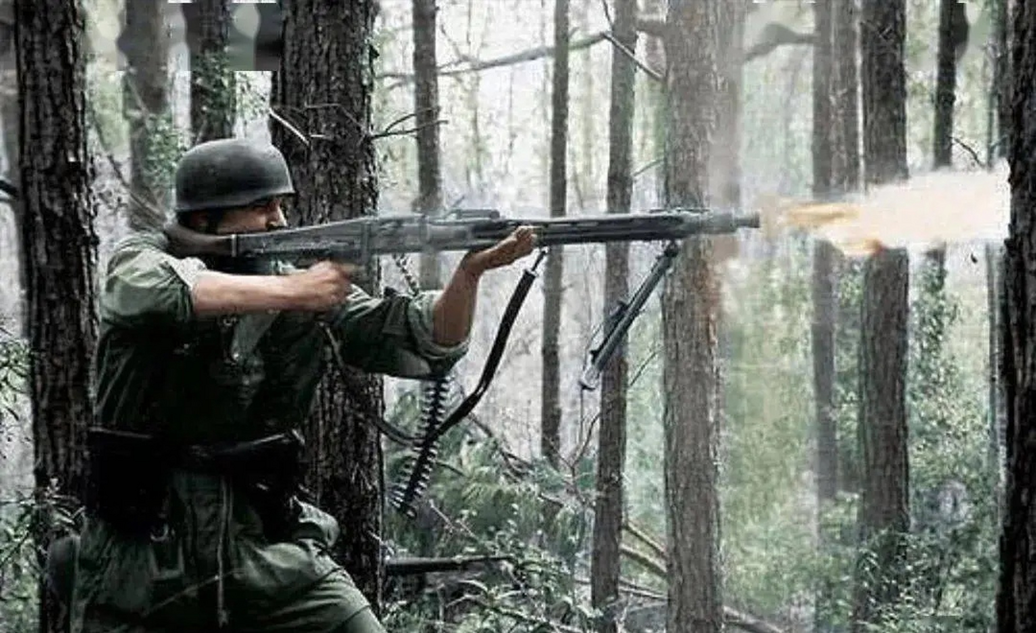 二战中的一个德国伞兵手持mg42机枪开火  mg42机枪是二战时期最着名的