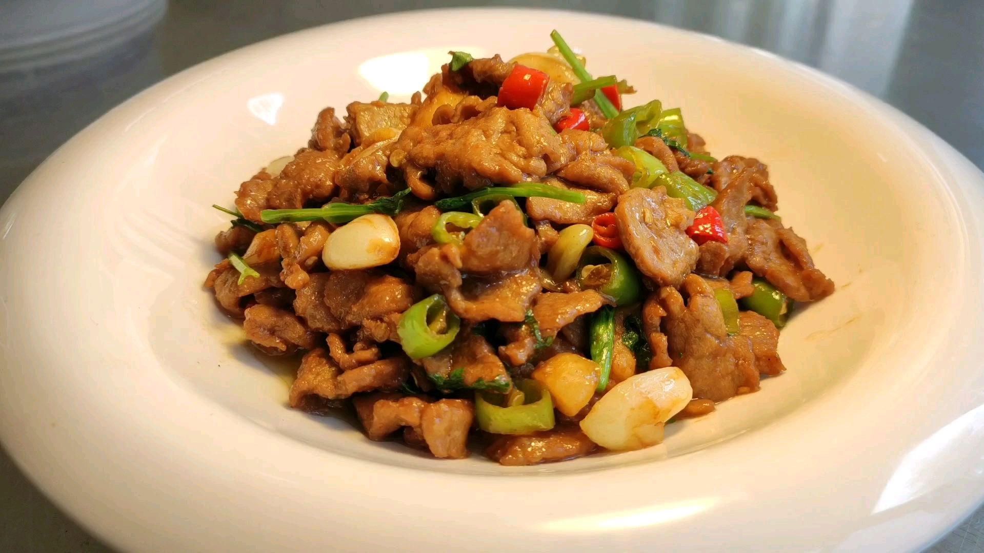 大厨教做道小炒牛肉,牛肉滑嫩不柴,香辣又下饭,太好吃了