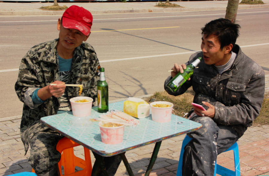 夏天喝酒,工人闹事,项目经理怕耽误工地便一瞒再瞒