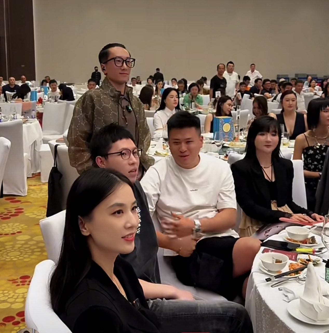 黄圣依老公杨子现身拍卖会,杨子一颗天珠拍出1314万的高价感觉有点儿